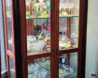 Ethan Allen lighted curio cabinet, has matching dining table and chairs