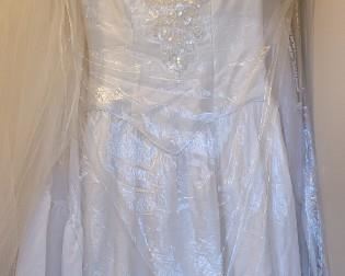 Size 4 Wedding Gown 100% Dupioni Silk with beaded bodice and beaded veil and slip and box
