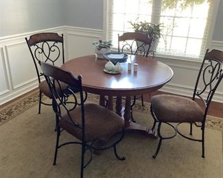 Maple Oval dining table with 2 leaves