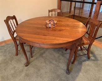 Round table in good condition