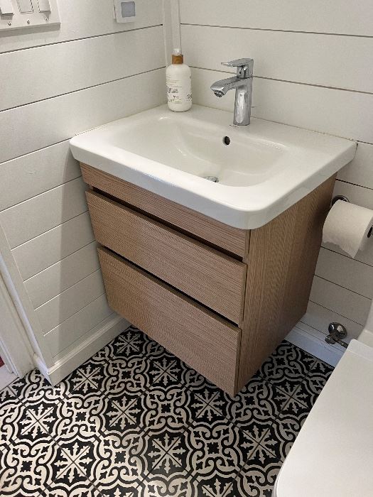  Vanity - includes sink & faucet - $850 for all.
This bathroom is ONLY about a year and half old and this house was the families summer home ONLY !!  

(Retail totals $1,455 not including TAX or shipping!) 