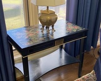 Hand decorated lacquered table - Asian style lamp