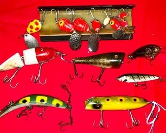 LOT OF VINTAGE / ANTIQUE FISHING LURES INCLUDING WOODEN LURES 
