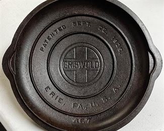 INSIDE VIEW OF GRISWOLD #7 SKILLET COVER 