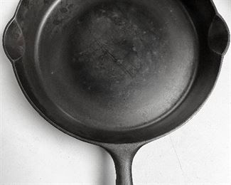 INSIDE VIEW OF GRISWOLD #11 SKILLET 