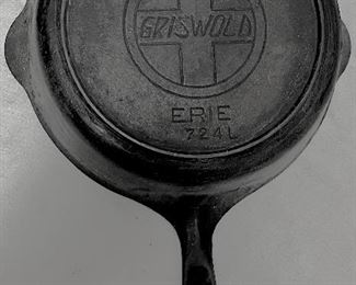 HARD TO FIND GRISWOLD #5 CAST IRON SKILLET - LARGE EMBLEM, ITALICS / SLANT LOGO, SMOKE RING 