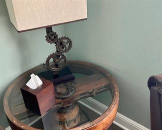 Fantastic Amish Wagon Wheel Round Table; 3-Gear Base Table Lamp!
