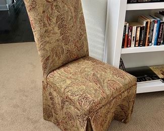 Upholstered side chair with Buttoned Back