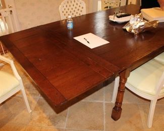 The table is not for sale, only the chairs (set of 6)