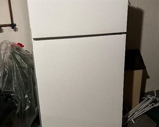 BASIC TOP FREEZER FRIDGE