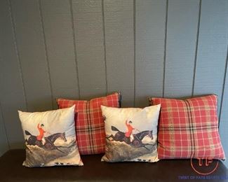 LOT - 4 Throw Pillows