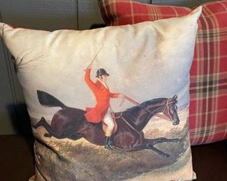 LOT - 4 Throw Pillows