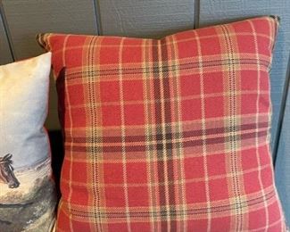 LOT - 4 Throw Pillows