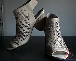 Ladies VINCE CAMUTO Size 8 Shoes