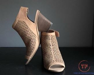 Ladies VINCE CAMUTO Size 8 Shoes