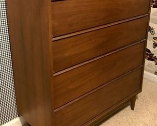 Mid Century Modern Chest of Drawers 