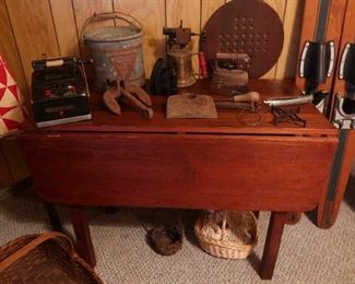 ANTIQUE DROP LEAF TABLE