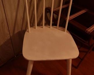 ANTIQUE WHITE CHAIR