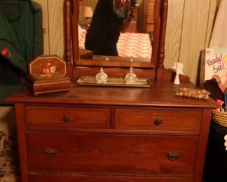 4 DRAWER ANTIQUE DRESSER WITH SWIVEL MIRROR