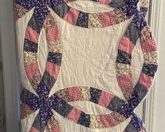 Double wedding ring pattern quilt