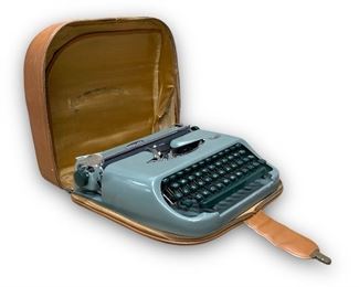 Royal Royalite Green Portable typewriter