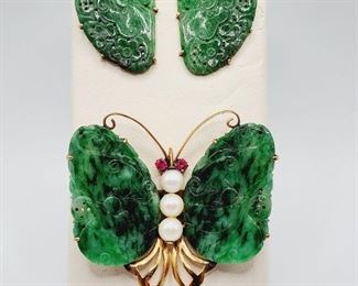 OLD CARVED JADE AND GOLD EARRINGS AND PIN