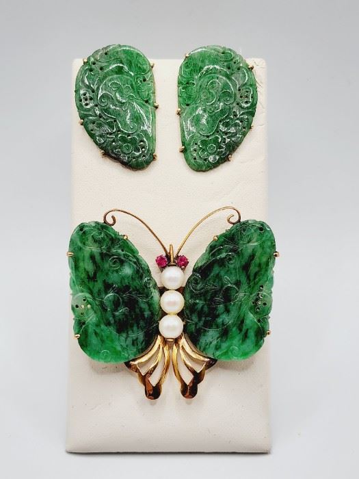 OLD CARVED JADE AND GOLD EARRINGS AND PIN