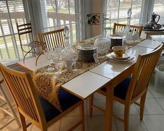 Vintage white and wood table with folding leaves; and 4 chairs