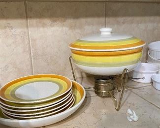 Anybody say 70's? Love the color of the fondue set.