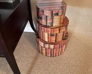 Set of 3 nesting boxes.