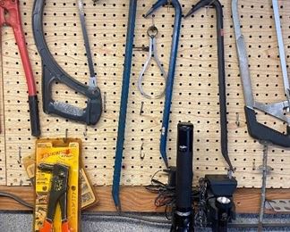 Crowbars/Flashlight/Saws