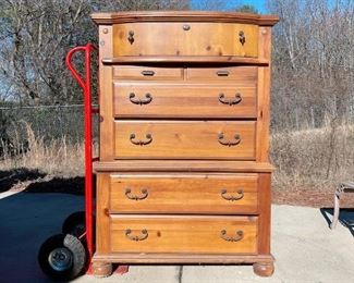 Rock City Furniture Co - 5 Drawer Chest of Drawers