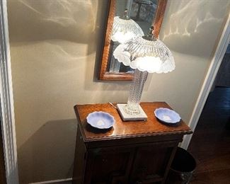 Darling cabinet and mirror
Crystal lamp
Wedgewood trinket dishes