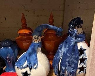 Snowmen/women made out of gourds.