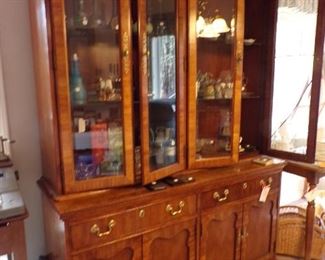 Thomasville china hutch