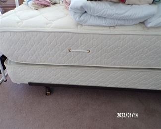 queen bed w/nice mattress (no headboard)