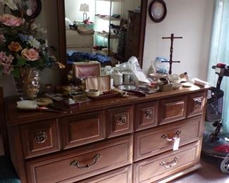 dresser w/mirror