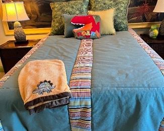 Great betting and bed along with many great accent pillows. 