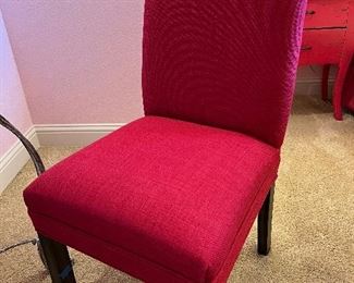 Fuchsia colored parsons chair in perfect condition. No stains, tears rips, or problems.