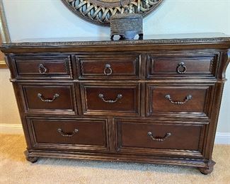 UNIVERSAL chest of drawers