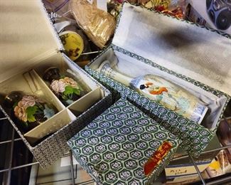 Lots of Chinese decor