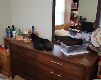 Vintage Broyhill dresser w/side mirror
