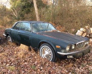 1986 JAGUAR XJ6 4 DOOR, NOT RUNNING, NO TITLE,   THESE CARS ARE NOT IN RUNNING CONDITION AND WILL NEED  TO BE PICKED UP ON LOCATION IN COLFAX, NC THE WEEK FOLLOWING  THE AUCTION, SOLD AS IS.