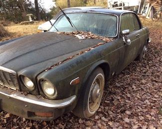 1986 JAGUAR XJ6 4 DOOR, NOT RUNNING, NO TITLE,   THESE CARS ARE NOT IN RUNNING CONDITION AND WILL NEED  TO BE PICKED UP ON LOCATION IN COLFAX, NC THE WEEK FOLLOWING  THE AUCTION, SOLD AS IS.