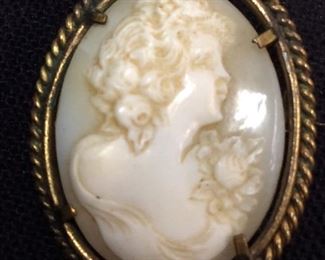 ANTIQUE CAMEO BROOCH