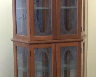PULASKI FURNITURE LIGHTED CURIO CABINET