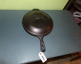 Cast iron Lodge 10 1/4in #8 skillet w/lid