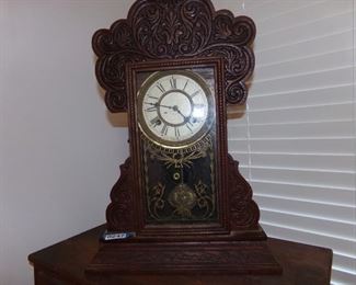 Waterbury mantel clock chimes has key