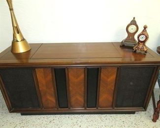 Vintage RCA Computer Crafted Model VMT50W Stereo Console Credenza 