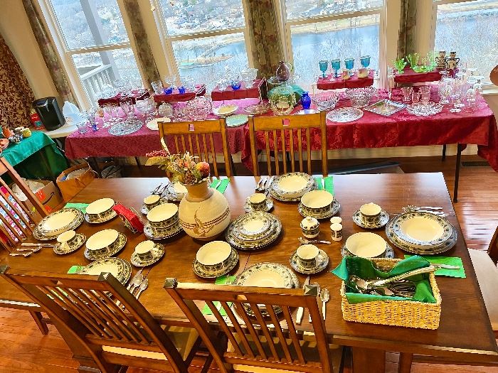 Beautiful Brashears Furniture Dining table and chairs. 